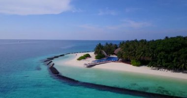 Beyaz kumlu sahil, palmiye ağaçları ve turkuaz suyu olan tropikal adanın klibi. 