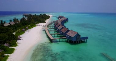 Kıyı şeridindeki bungalovlardan insansız hava aracı görüntüsü. Bora Bora 'ya seyahat, Fransız Polinezyası.