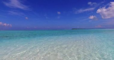 Kıyıda sığ deniz suyu. Endonezya, Bali 'de tropik bir manzara.   