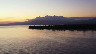 Deniz kenarında gün batımı. Endonezya, Bali 'de tropik bir manzara.   