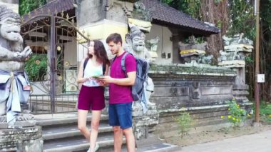 Asya tapınağının yanında sırt çantalı bir çift turist, seyahat konsepti. 