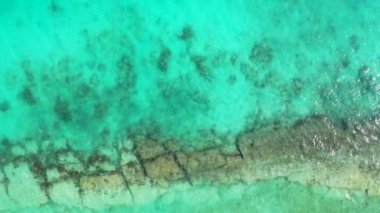 Deniz yüzeyinin üst görüntüsü. Bahamalar Doğası, Karayipler.