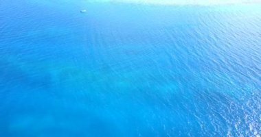 Dalgalanan suya yakından bak. Malezya, Asya 'da yaz tatili.