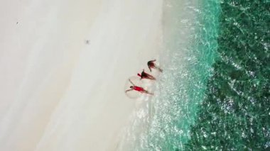 Yaz tatili konsepti, Tayland, Phuket 'te kırmızı bikinili gezgin kadınlar..