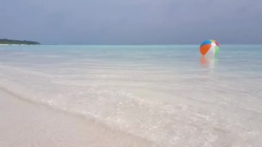 Kıyıda sığ su. Dominik Cumhuriyeti, Karayipler 'de yaz tropik sahneleri. 