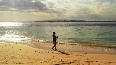 Gölde balık tutan adam, Maldivler 'de yaz mevsimi konsepti