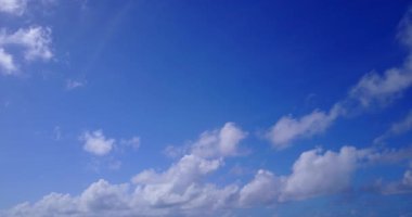 Güzel mavi gökyüzü ve arka planda bulutlar