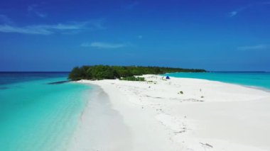 Küçük cennet adasının insansız hava aracı görüntüsü. Fiji, Okyanusya 'da yaz manzarası.