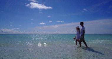 Tropik sahilde mutlu romantik bir çift