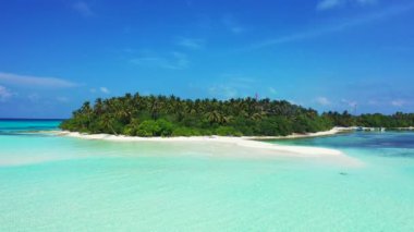 Beyaz kum ve kristal suyla kıyı şeridi. Güney Asya, Maldivler 'de yaz deniz manzarası.