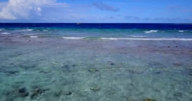 Hareket eden deniz dalgalarına bakıyorum. Bora Bora 'nın egzotik doğası, Fransız Polinezyası. 