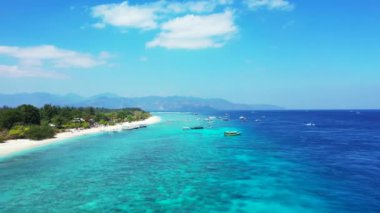 Adanın etrafındaki parlak turkuaz deniz. Endonezya, Bali 'de yaz tatili.  