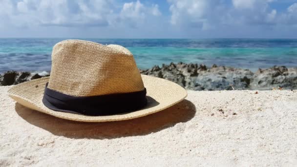 沙滩上的草帽 前往法属波利尼西亚Bora Bora — 图库视频影像