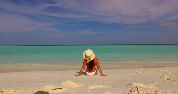 Mulher Bonita Com Corpo Perfeito Relaxante Praia Vestindo Biquíni Branco — Vídeo de Stock