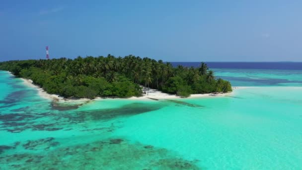 Zicht Groen Eiland Turquoise Zee Reizen Naar Indonesië — Stockvideo