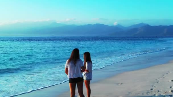 Mooie Jonge Vrouwen Het Tropische Strand — Stockvideo