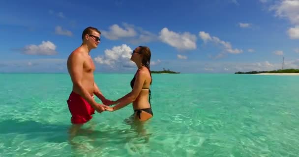 Bell Uomo Caucasico Bella Donna Che Divertono Sulla Spiaggia Sabbiosa — Video Stock