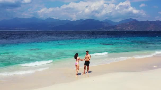 美しい海のビデオ近くのビーチで休暇を楽しんで若い素敵なカップルと熱帯島のシーン — ストック動画