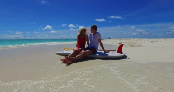 Романтична Пара Тропічному Пляжі — стокове відео