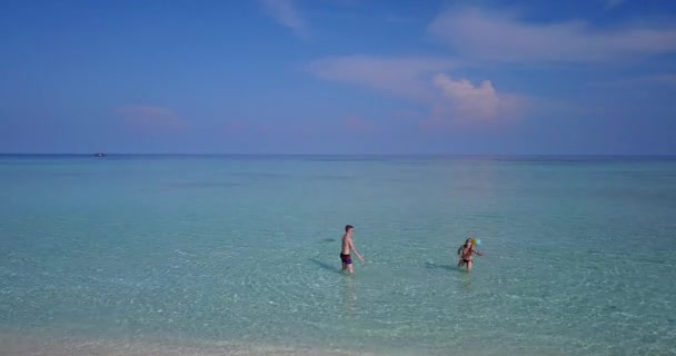 Joven Hombre Mujer Juegan Valleyball Agua Mar Hermosa Pareja Descansando — Vídeos de Stock