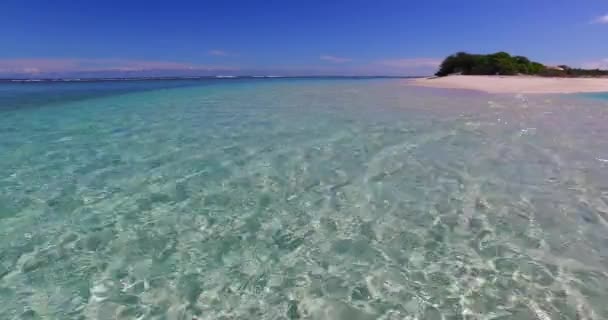 地平线上的透明波浪形海和海岛边缘的地景 马尔代夫的夏季风景 — 图库视频影像