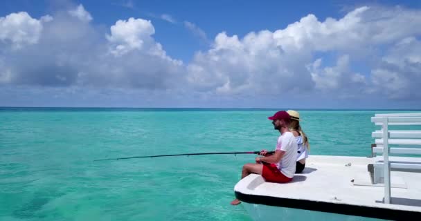 Vista Cercana Hombre Mujer Pescando Yate Lujo Maldivas — Vídeo de stock