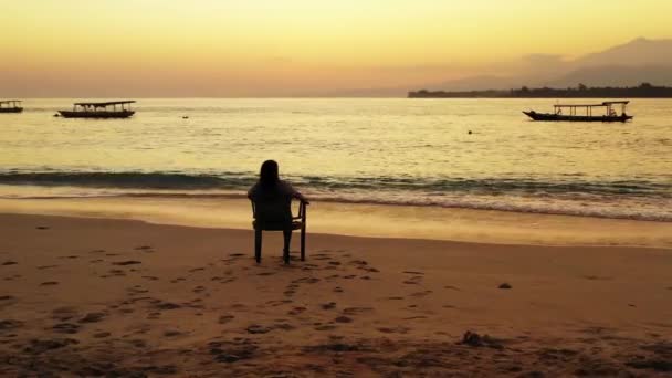 Chica Sentada Silla Playa Arena Hora Del Atardecer — Vídeo de stock