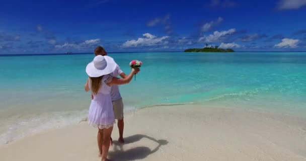 Feliz Casal Romântico Praia Tropical — Vídeo de Stock
