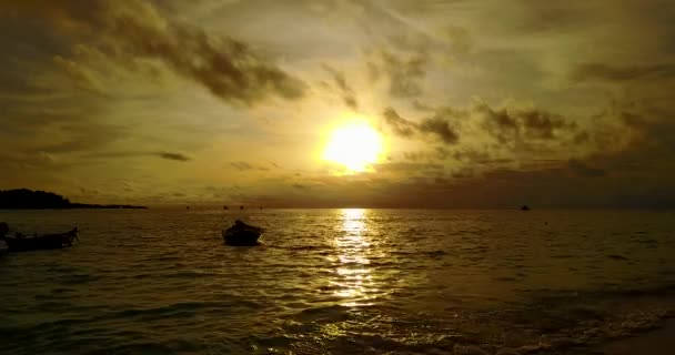 Strahlend Gelber Sonnenuntergang Goldene Stunde Sommerreise Nach Indonesien — Stockvideo