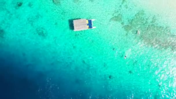 Turistas Nadando Cerca Del Barco Aguas Poco Profundas Viaje Verano — Vídeo de stock