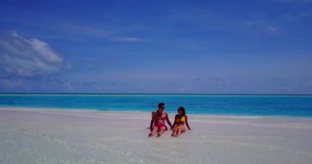 Pareja Luna Miel Descansando Disfrutando Las Vacaciones Verano Isla Maldivas — Vídeos de Stock