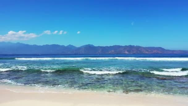 Las Olas Del Mar Corren Lentamente Playa Con Fondo Montañas — Vídeo de stock