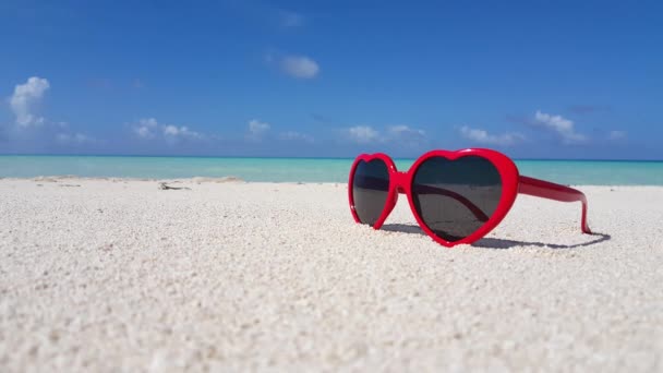 Óculos Sol Vermelhos Praia Paraíso Tropical Bora Bora Polinésia Francesa — Vídeo de Stock