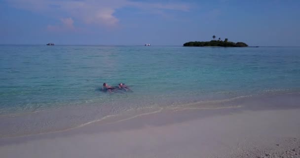 Joven Hombre Mujer Nadando Agua Mar Hermosa Pareja Descansando Resort — Vídeos de Stock