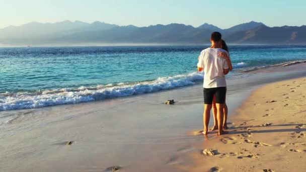 Pareja Joven Relajándose Playa Tropical Arena Cerca Del Agua Cristalina — Vídeo de stock