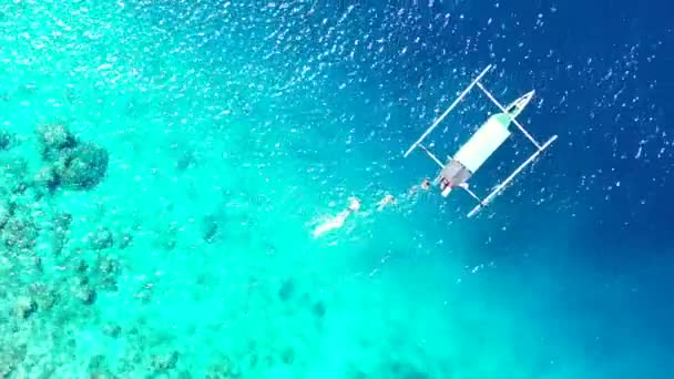 Vedere Top Turiștilor Înotând Lângă Barcă Ora Agrement Thailanda — Videoclip de stoc