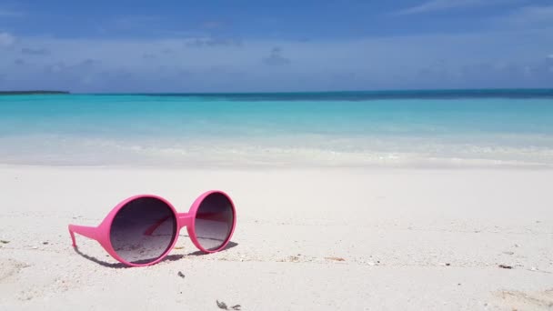 Occhiali Sole Rosa Sulla Spiaggia Scena Naturale Giamaica Caraibi — Video Stock