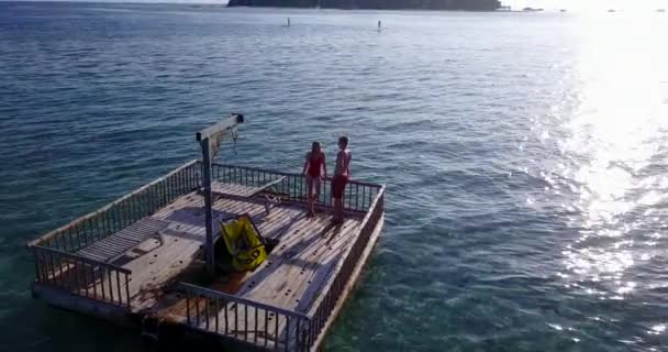 Młoda Para Relaksująca Się Błękitnym Oceanie Biały Piasek Plaża Wyspa — Wideo stockowe