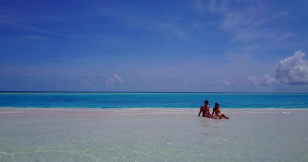 Yakışıklı Beyaz Adam Güzel Kadın Maldivler Deki Kumsalda Eğleniyorlar — Stok video