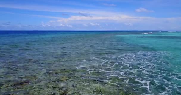 海岸で透明な海の水 インドネシアのバリでの夏のリラクゼーション — ストック動画