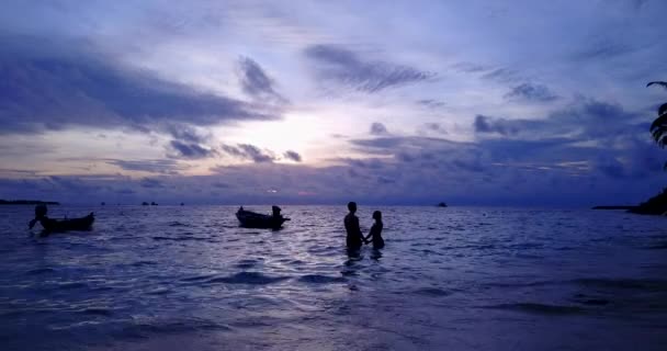 Junges Paar Sommerurlaub Tropischen Strand Sonnenuntergang Thailand — Stockvideo