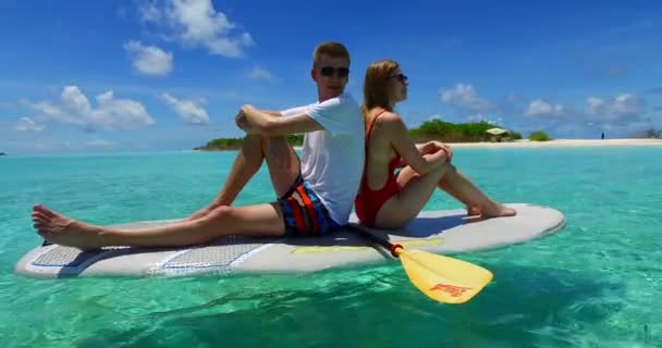 Joven Mujer Nadan Tabla Surf Mar Hermosa Pareja Descansando Resort — Vídeos de Stock