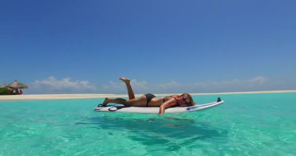 Vidéo Fille Bronzée Athlétique Allongée Sur Planche Surf Avec Main — Video