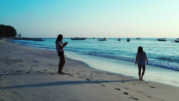 Belas Mulheres Jovens Fazendo Foto Praia Tropical — Vídeo de Stock