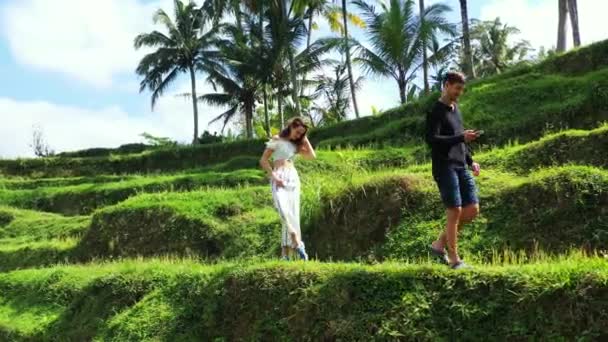 Beau Jeune Couple Profitant Leurs Vacances Sur Île Tropicale Concept — Video