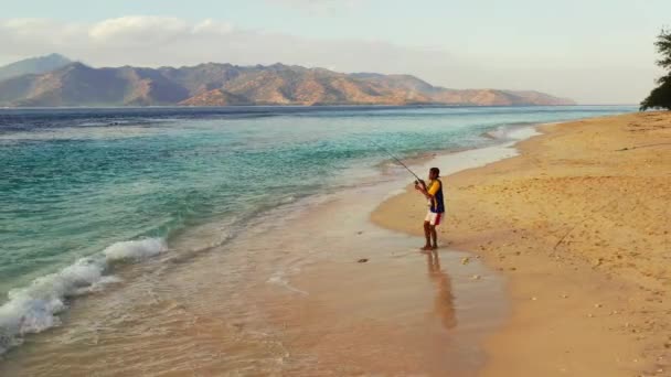 Genç Balıkçıyla Güzel Okyanus Dağların Arial Manzarası Boracay Adası Malay — Stok video