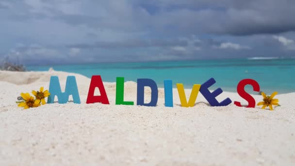 Maldiverna Text Med Gula Blommor Stranden Landskap Maldiverna — Stockvideo