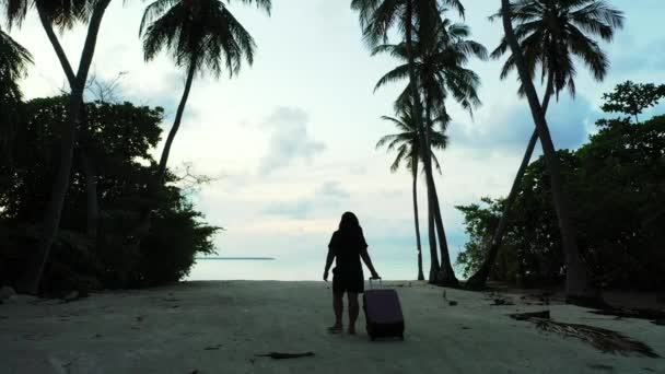 Kvinna Med Bagage Promenader Stranden Vid Solnedgången — Stockvideo