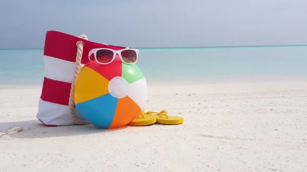 Μπάλα Σαγιονάρες Τσάντα Και Γυαλιά Ηλίου Στην Παραλία Εξωτικό Καλοκαιρινό — Αρχείο Βίντεο