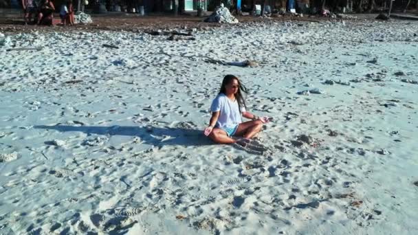 Ragazza Seduta Sulla Spiaggia Sabbia Fare Yoga — Video Stock